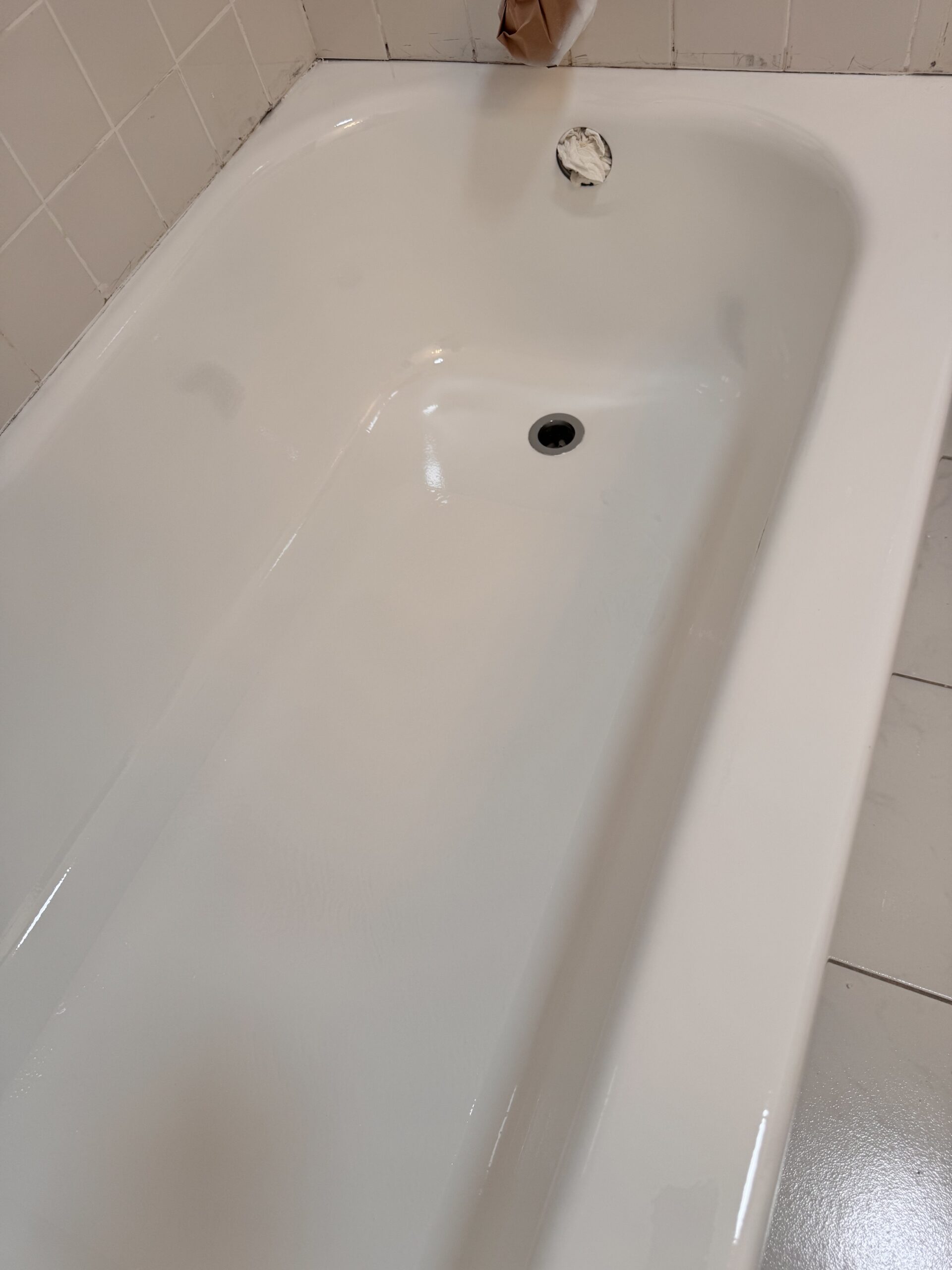 Picture showing a bathtub here in Coppell that was refinished to remove rust stains on the surface of the bathtub. You can see the tub has now been restored.
