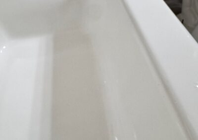 White bathtub surface after tub refinishing fixes scratches