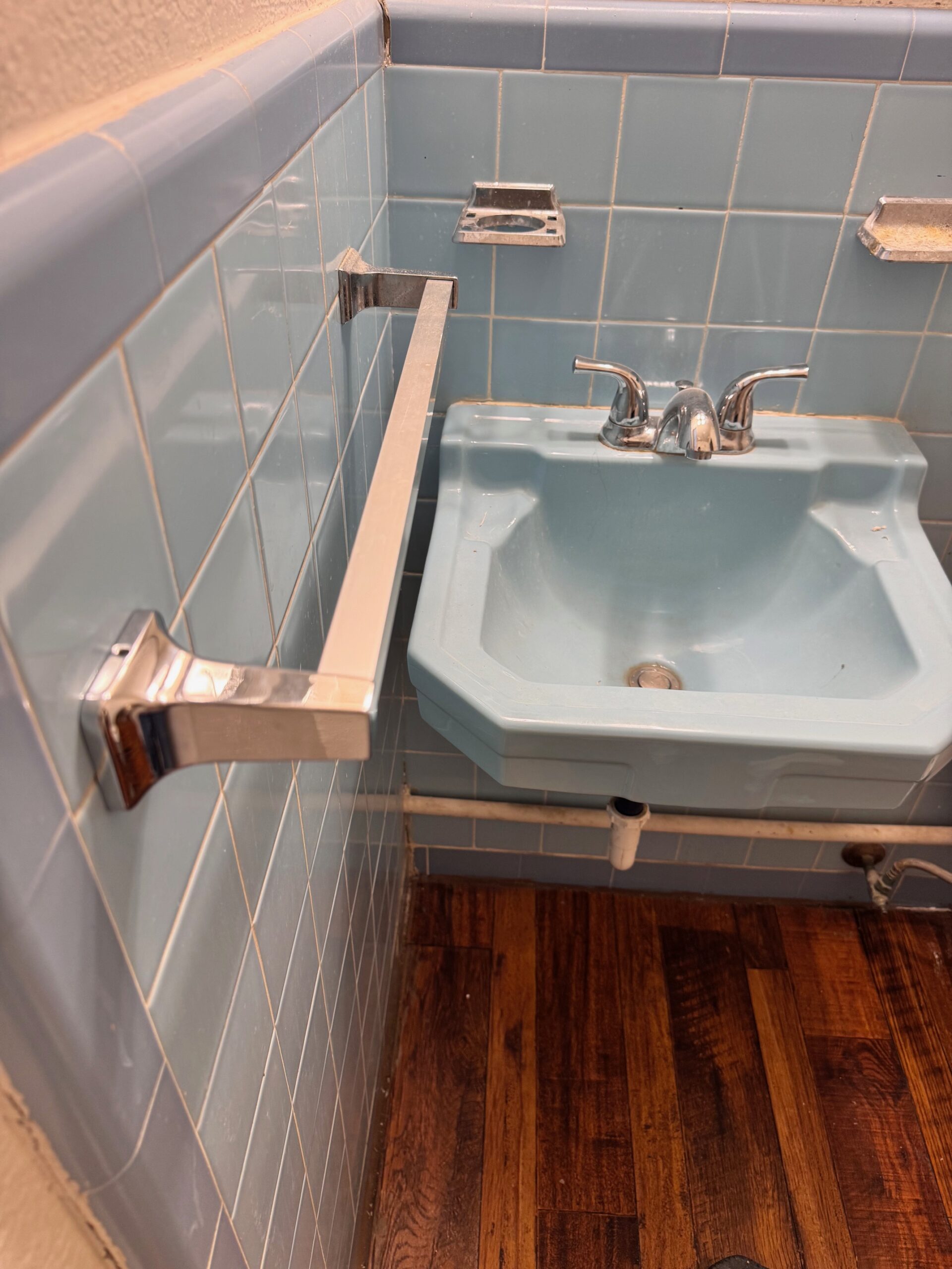 Picture of a bathroom sink that is getting a color change by refinishing.