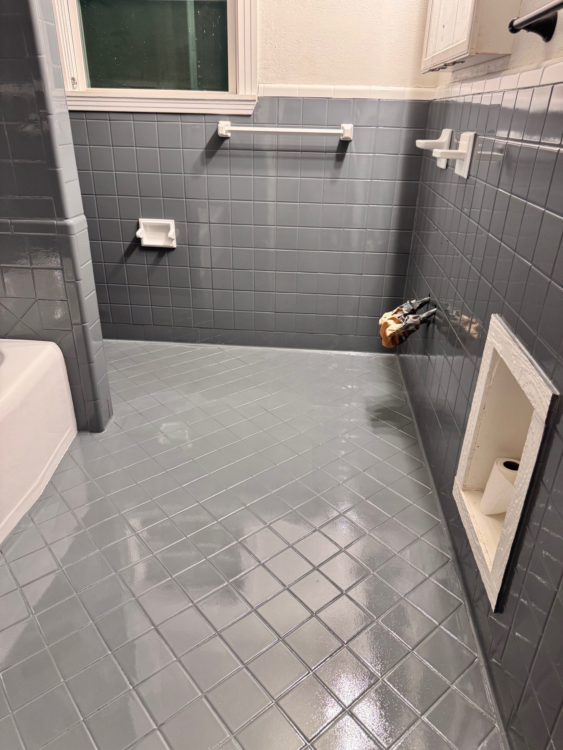 Picture of bathroom tile that has been refinished by Ideal Resurfacing and Flooring.